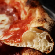 Close up shot of a 400 Gradi pizza